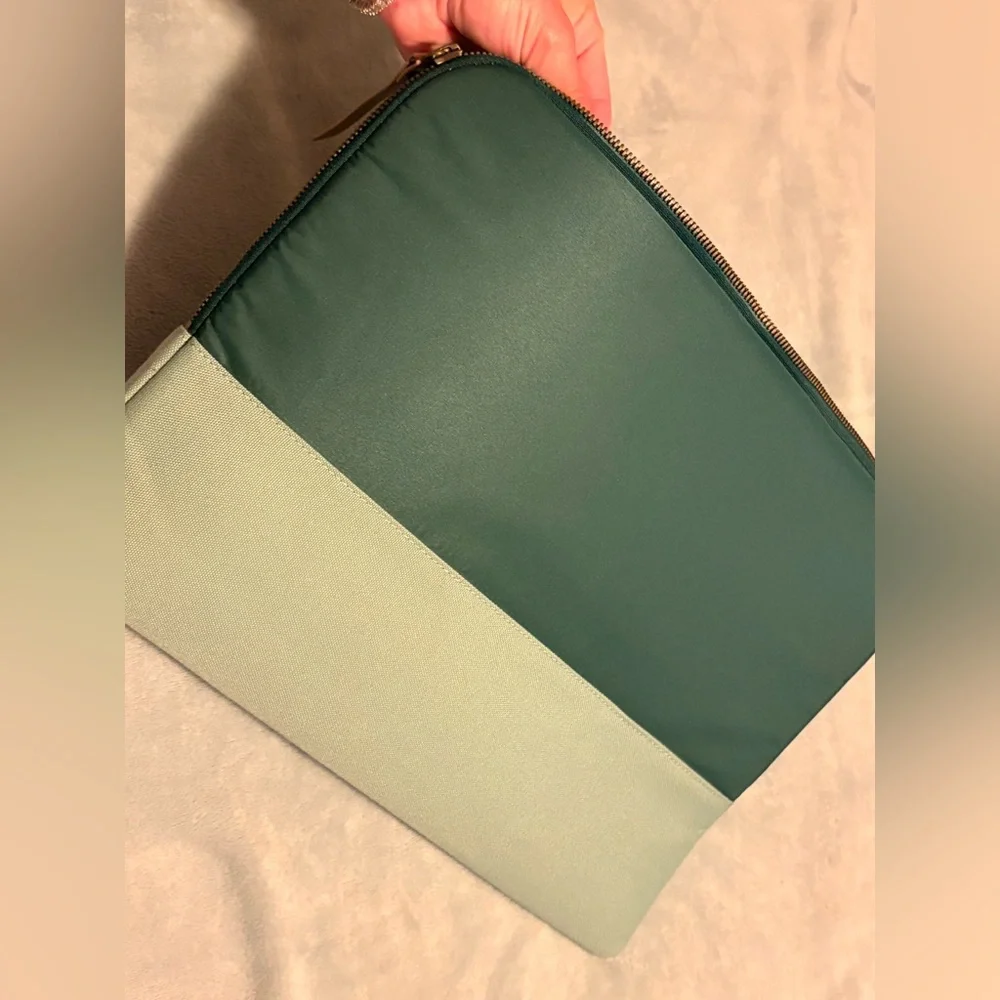 Green and Cream Laptop Sleeve